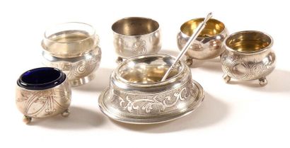 null LOT of 6 SALTERS and a spoonful of salt

Engraved silver

Punches of different...