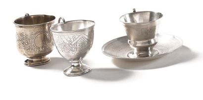 null LOT comprising a cup with its saucer and two cups

Engraved silver

Hallmarks:...