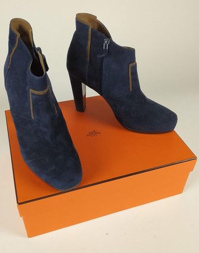 null HERMES PARIS Pair of boots with heel ( 10 cm) in navy blue suede and brown border....