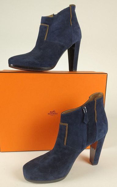 null HERMES PARIS Pair of boots with heel ( 10 cm) in navy blue suede and brown border....