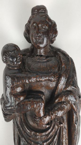 null VIERGE A L'ENFANT en chêne sculpté. XVIIème siècle Hauteur : 24 cm Expert :...