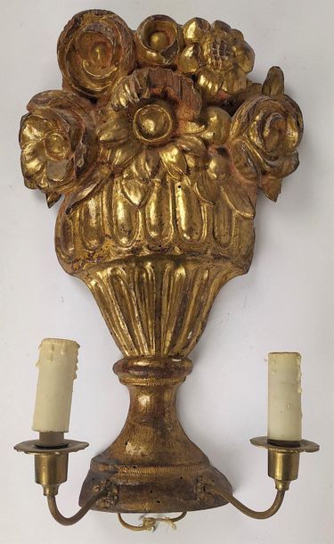 null Flowered walnut vase carved and gilded. XVIIth century Height: 44 cm (small...
