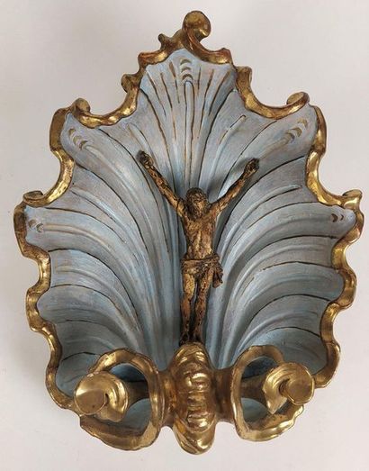 null COQUILLE en bois sculpté, laqué bleu pâle et doré. XVIIIème siècle Hauteur :...
