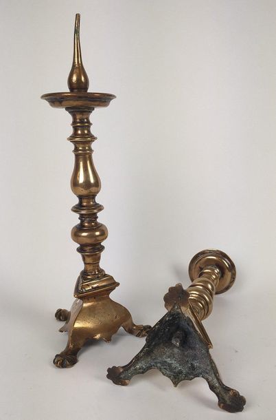 null PAIR OF BRONZE CABINETS. Barrel turned into a baluster. Moulded triangular base...