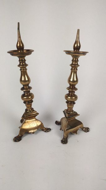 null PAIR OF BRONZE CABINETS. Barrel turned into a baluster. Moulded triangular base...