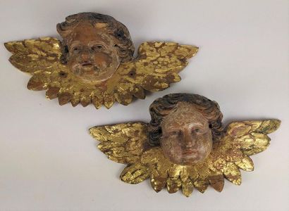 null TWO HEADS OF ANGELOTS in walnut carved in polychromed and gilded applique. Spain,...