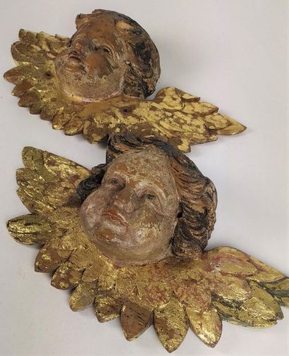 null TWO HEADS OF ANGELOTS in walnut carved in polychromed and gilded applique. Spain,...