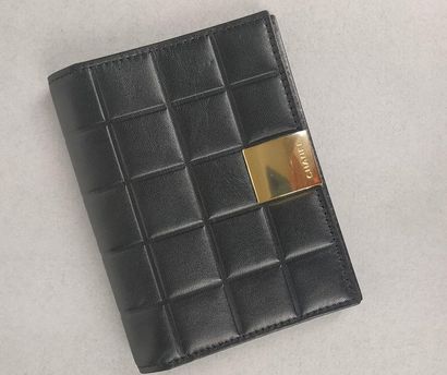 CHANEL Black leather card case (new condition)...