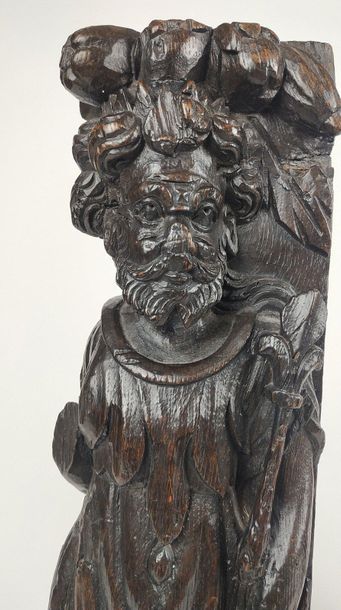 null DEUX MONTANTS en chêne sculpté représentant Jupiter couronné, tenant un sceptre...