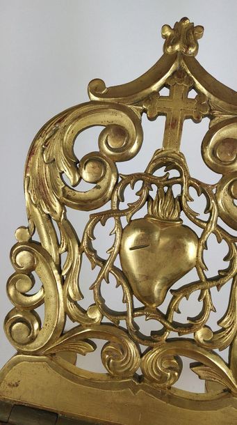 null LECTRIN made of carved wood and gilded with a decoration of a flaming heart...