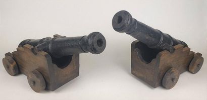 null PAIR OF SMALL CANONS in cast iron with black patina. XVIII/XIXth century Length...