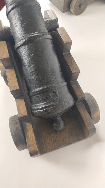 null PAIR OF SMALL CANONS in cast iron with black patina. XVIII/XIXth century Length...