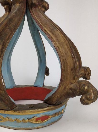 null CLOSED CROWN made of carved, polychromed and gilded wood. XVIIIth century Height...
