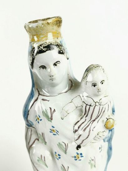 null OUEST DE LA FRANCE Trois grandes figurines en faience représentant des Vierges...