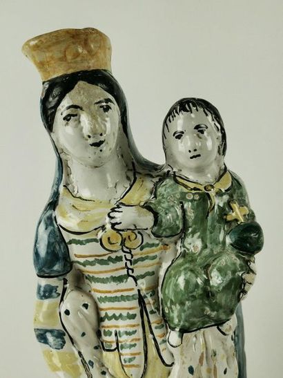 null OUEST DE LA FRANCE Trois grandes figurines en faience représentant des Vierges...