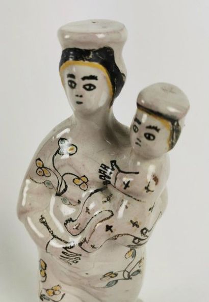 null SAINT DENIS SUR SARTHON Petite figurine représentant une Vierge à l'enfant décorée...