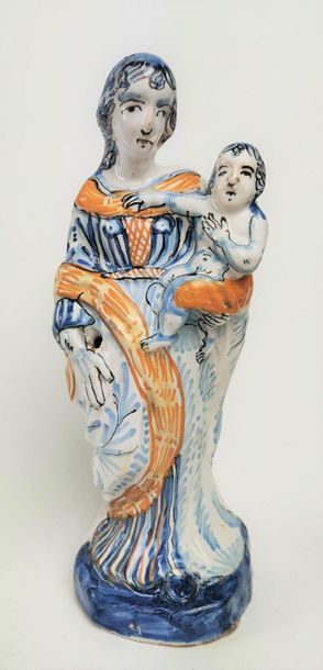 null NEVERS Belle figurine représentant une Vierge à l'enfant en faience bleue, ocre...