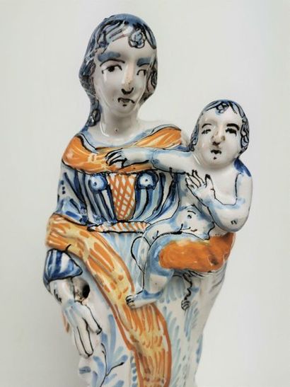 null NEVERS Belle figurine représentant une Vierge à l'enfant en faience bleue, ocre...