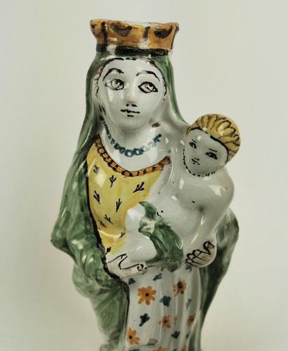 null OUEST DE LA FRANCE Trois grandes figurines représentant des Vierges d'accouchées...