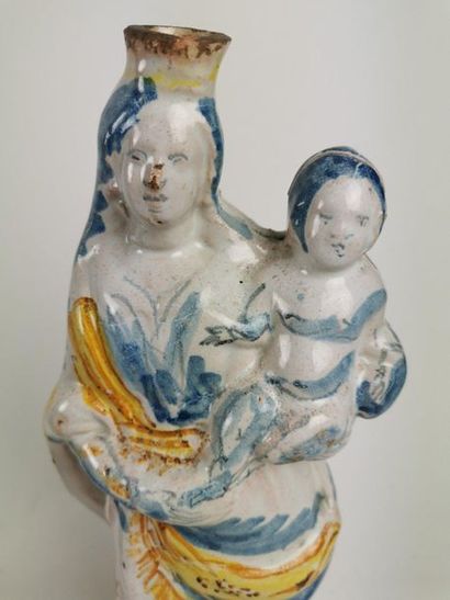 null NEVERS Trois figurines en faience représentant des Vierges, dont deux d'accouchées...