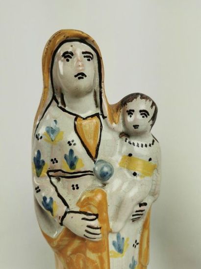 null OUEST DE LA FRANCE Deux petites figurines en faience représentant des Vierges...