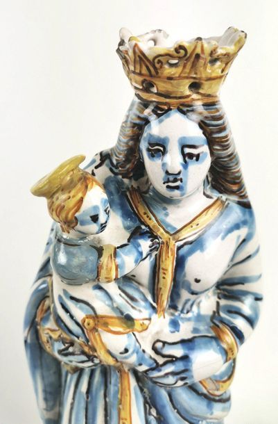 null NEVERS Deux grandes figurines en faience représentant des Vierges d'accouchées...