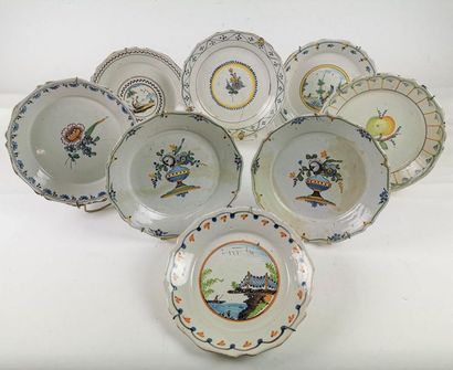 null NEVERS et ROANNE Set of seventeen earthenware plates with various polychrome...