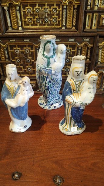 null NEVERS Trois figurines en faience représentant des Vierges d'accouchées tenant...