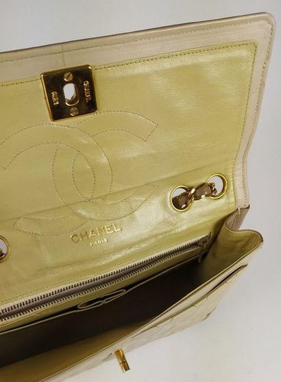 null CHANEL Shoulder bag in two-tone beige quilted leather, golden logo clasp, chain...