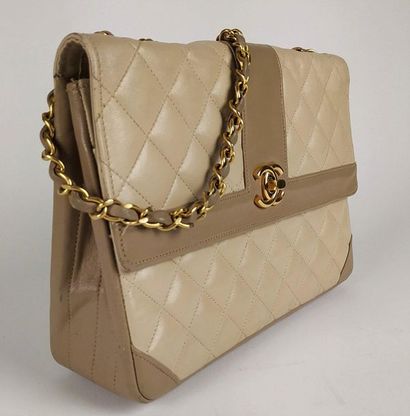 null CHANEL Sac porté épaules en cuir matelassé beige bicolore, fermeture fermoir...