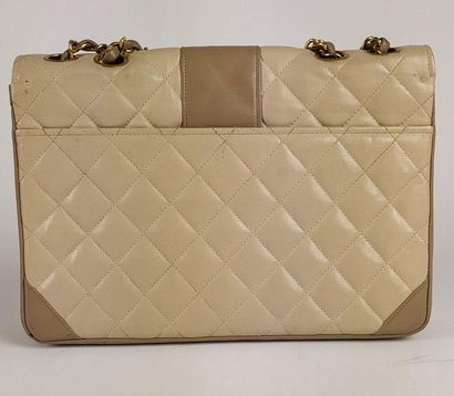 null CHANEL Shoulder bag in two-tone beige quilted leather, golden logo clasp, chain...