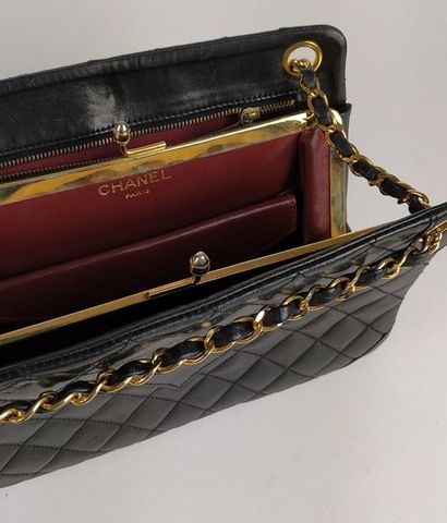 null CHANEL Vintage quilted leather bag in black, gold logo, chain handles, red leather...