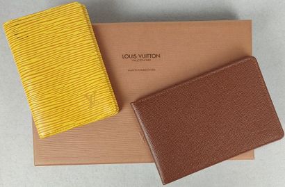 null LOUIS VUITTON -un porte-cartes en cuir EPI jaune, intérieur doublé mauve, 6...