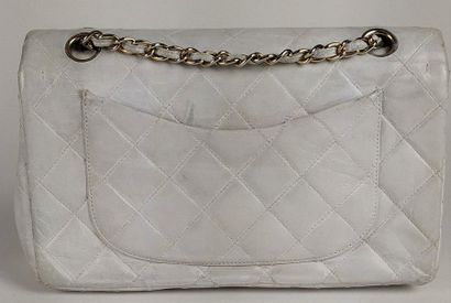null CHANEL Timeless Bag 24 cm in white quilted lambskin leather, gold chain handles...