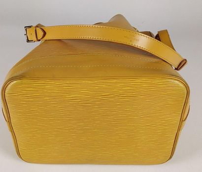 null LOUIS VUITTON Noé handbag in yellow herringbone leather, large model, worn on...