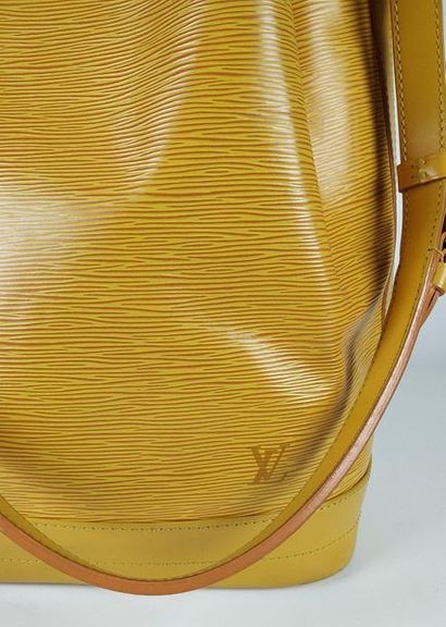 null LOUIS VUITTON Noé handbag in yellow herringbone leather, large model, worn on...