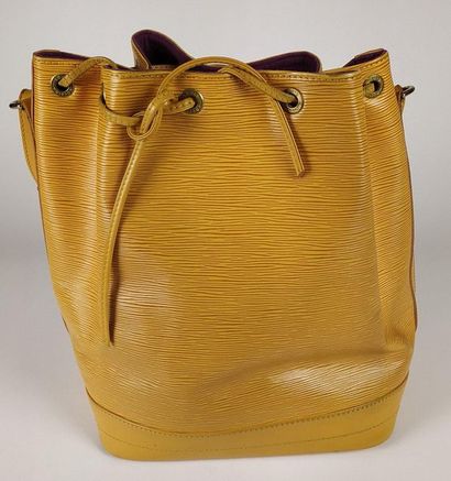 null LOUIS VUITTON Noé handbag in yellow herringbone leather, large model, worn on...