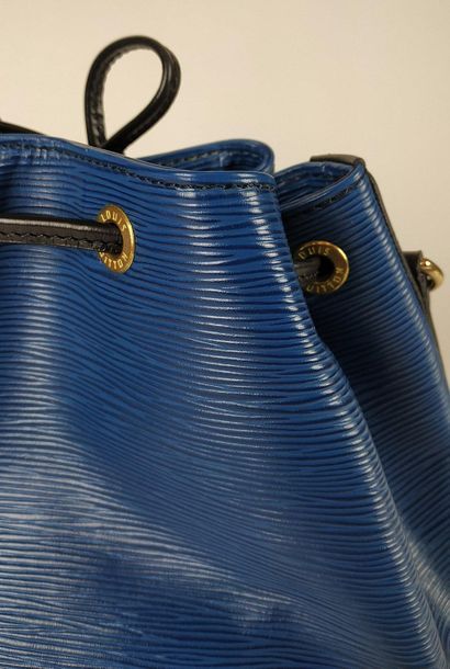 null LOUIS VUITTON Bag "Petit Noé" in blue and black Epi leather. Gilded brass trimmings...