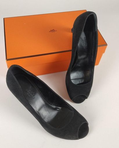 null HERMES PARIS Pair of open-toe pumps, 7 cm heel. T.39 original box (Good condition,...