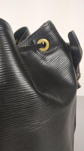 null LOUIS VUITTON Bag "Petit Noé" 24cm in black herringbone leather, closing by...