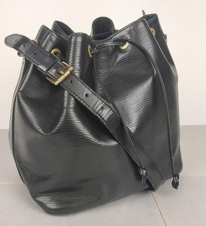 null LOUIS VUITTON Sac "Petit Noé" 24cm en cuir épi noir, fermeture par un lien coulissant,...