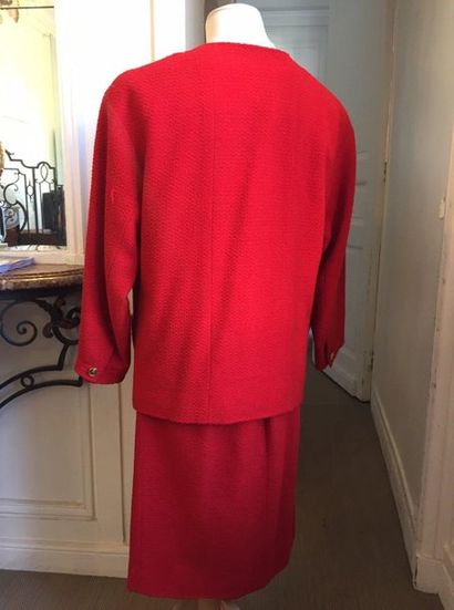 null 
CHANEL Boutique par Karl Lagerfeld- Circa 1985


Tailleur jupe en laine rouge...
