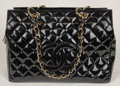 CHANEL Quilted leather bag black patent leather...