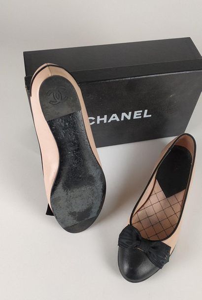 null CHANEL Ballerines en cuir rose et noir décorées d'un noeud en tissu. Boite d'origine...