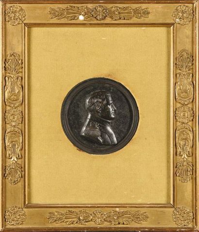 null L’Empereur Napoléon Ier en buste de profil. Médaillon en fonte de fer. Diam....