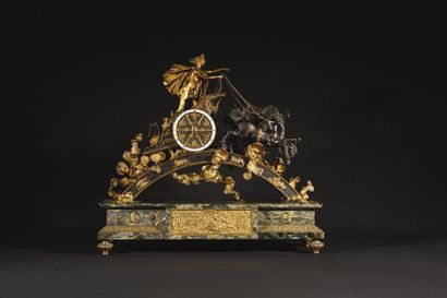  Importante pendule dite le “Char d’Apollon”, ou “Char de Phaéton” en bronze patiné...