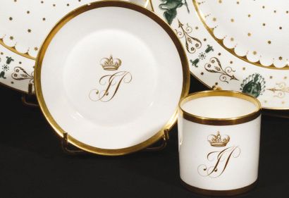 null Sèvres Tasse litron et sa soucoupe en porcelaine à décor en or du monogramme...