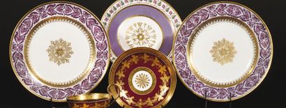 null Sèvres Deux assiettes en porcelaine à décor d’une rosace en or au centre et...