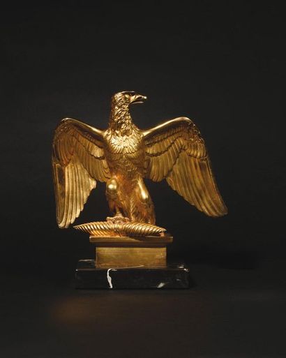 null AIGLE DE DRAPEAU MODELE 1804. Une reproduction en métal doré sur socle en marbre...