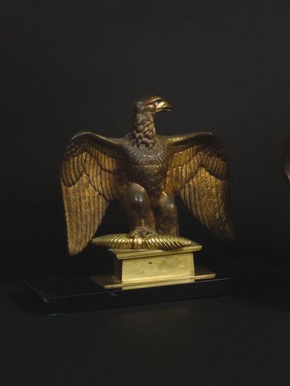 null AIGLES DE DRAPEAU MODELE 1804. Deux reproductions en métal doré sur socle en...